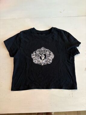 Black Short-Sleeve Cropped Tee with White Crest Graphic